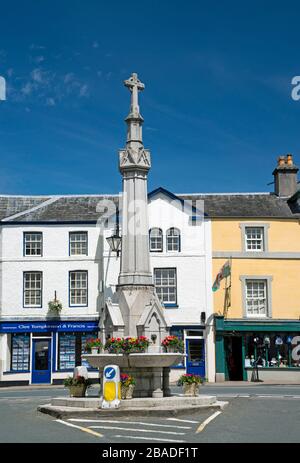 Crickhowell Town Center und war Memorial Brecon Beacons National Park, South Wales Stockfoto