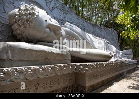 White-Buddha-Statue in lang Son-Pagode in sonniger Tag in Nha Trang, Vietnam Stockfoto