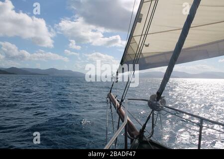 Ein Boot ist ein schöner Ort, um einen Tag zu verbringen und den unendlichen Ozean zu erkunden. Stockfoto