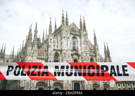 Polizeiband mit der Aufschrift Stadtpolizei auf dem Hintergrund des Duamo in Mailand. Das Konzept des Verbots von Besuchen an öffentlichen Orten während des e Stockfoto