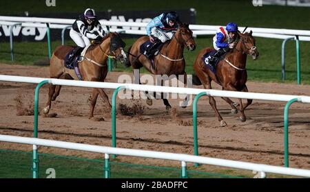 Ben Curtis, der in Little India (rechts) fährt, führt das Rennen während des Bombardier British Hopped Amber Beer Handicap (Klasse 4) auf der Southwell Racecourse Stockfoto