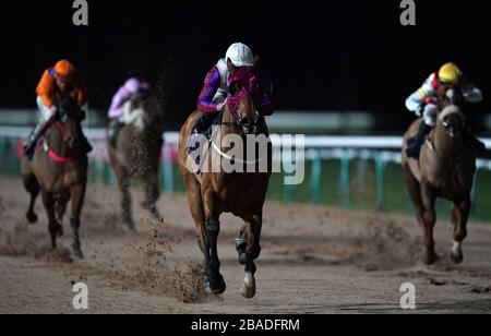 Astro Jakk, der von Clifford Lee geritten wurde, führt das Rennen während des Betway Handicap (Klasse 4) auf der Southwell Racecourse Stockfoto