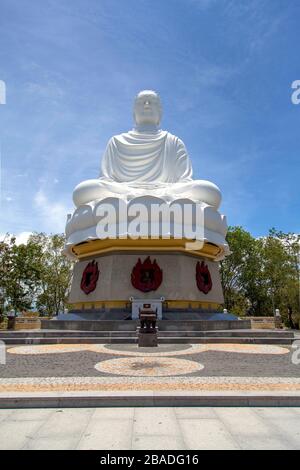 White-Buddha-Statue in lang Son-Pagode in sonniger Tag in Nha Trang, Vietnam Stockfoto