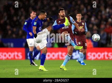 Leicester City kämpfen Youri Tielemans (links) und der Trezeguet von Aston Villa um den Ball Stockfoto