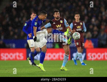 Leicester City kämpfen Youri Tielemans (links) und der Trezeguet von Aston Villa um den Ball Stockfoto