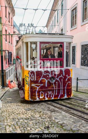 Lissabon, Portugal - 10. Februar 2020: Elevador da Gloria, eine der drei Ferngläser in Lissabon Stockfoto