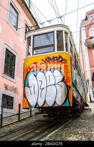 Lissabon, Portugal - 10. Februar 2020: Elevador da Gloria, eine der drei Ferngläser in Lissabon Stockfoto