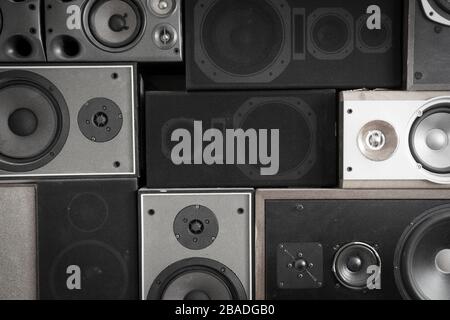 An der Wand hängende Musik-Sound-Lautsprecher im Retro-Vintage-Stil, gestapelte Soundboxen modern Stockfoto