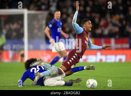 Der Hamza Choudhury (links) von Leicester City greift Ezri Konsa von Aston Villa an Stockfoto