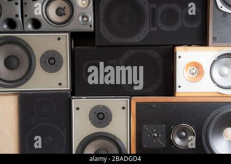An der Wand hängende Musik-Sound-Lautsprecher im Retro-Vintage-Stil, gestapelte Soundboxen modern Stockfoto
