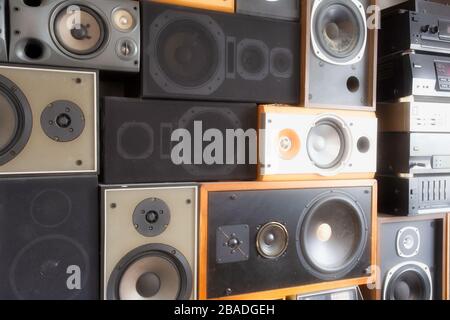 An der Wand hängende Musik-Sound-Lautsprecher im Retro-Vintage-Stil, gestapelte Soundboxen modern Stockfoto