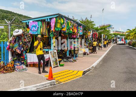 Ocho Rios, Jamaika - 22. April 2019: Souvenirmarkt auf der tropischen karibischen Insel Ocho Rios, Jamaika. Stockfoto