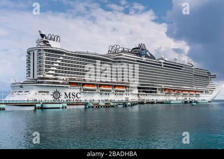 Ocho Rios, Jamaika - 22. April 2019: Kreuzfahrtschiff MSC Seaside dockte auf der tropischen karibischen Insel Ocho Rios, Jamaika. Stockfoto