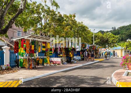 Ocho Rios, Jamaika - 22. April 2019: Souvenirmarkt auf der tropischen karibischen Insel Ocho Rios, Jamaika. Stockfoto