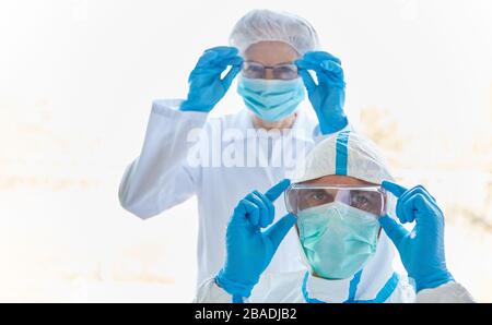 Zwei Ärzte in der Klinik mit Schutzkleidung für die Covid-19-Epidemie Stockfoto