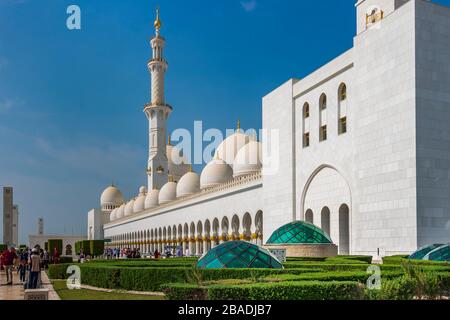 Abu Dhabi, Vereinigte Arabische Emirate - 3. Januar 2020: Außeneingang der Scheich Zayed Moschee Stockfoto