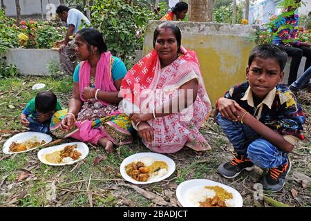 Eine Familie, die im Dorf Kumrokhali, Westbengalen, Indien zu Mittag essen kann Stockfoto