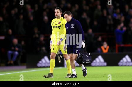 West Ham United Torhüter Lukasz Fabianski wird nach einer Verletzung ausgewechselt Stockfoto