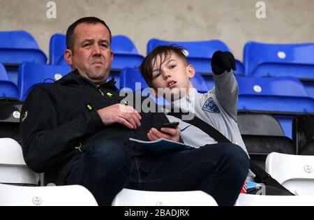 Anhänger von Coventry City vor dem Spiel gegen Milton Keynes Dons Stockfoto