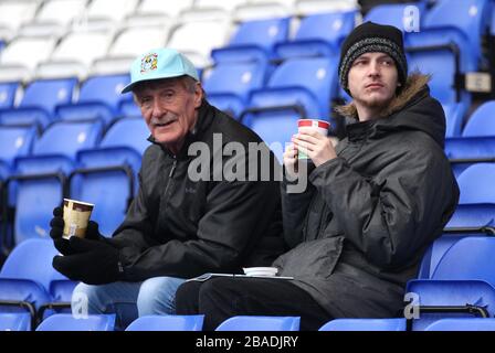 Anhänger von Coventry City vor dem Spiel gegen Milton Keynes Dons Stockfoto