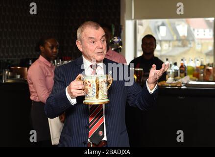 Charston Athletic Botschafter Keith Peacock mit dem Loving Cup Stockfoto