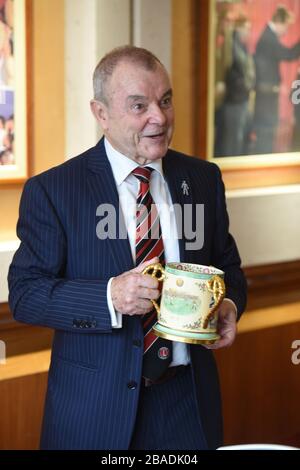 Charston Athletic Botschafter Keith Peacock mit dem Loving Cup Stockfoto