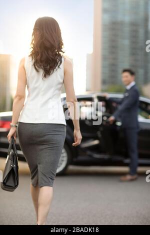 Selbstbewusste chinesische Geschäftsfrau im Auto Stockfoto