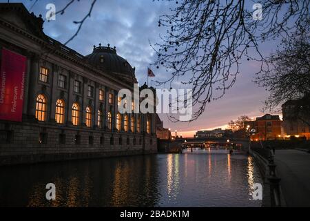 Berlin, Deutschland. März 2020. Das Bode-Museum an der Spree mit Blick auf die Friedrichstraße am Abend in der Abenddämmerung. Kredit: Jens Kalaene / dpa-Zentralbild / ZB / dpa / Alamy Live News Stockfoto