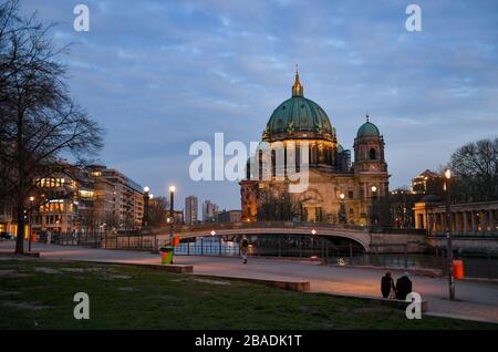 Berlin, Deutschland. März 2020. Blick über die Spree zum Stadtquartier Dom-Aquarée (l-r), zur Friedrichsbrücke und zum Dom in der Abenddämmerung, fotografiert vom James Simon Park. Kredit: Jens Kalaene / dpa-Zentralbild / ZB / dpa / Alamy Live News Stockfoto