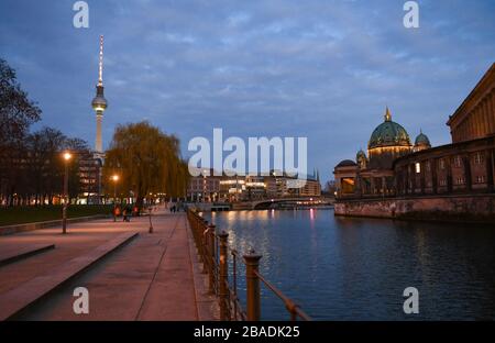 Berlin, Deutschland. März 2020. Blick über die Spree zum Fernsehturm (l-r), zur Friedrichsbrücke, zum Stadtquartier Dom-Aquarée, zum Dom und zu den Kolonnaden in der alten Nationalgalerie in der Abenddämmerung, fotografiert vom James Simon Park. Kredit: Jens Kalaene / dpa-Zentralbild / ZB / dpa / Alamy Live News Stockfoto