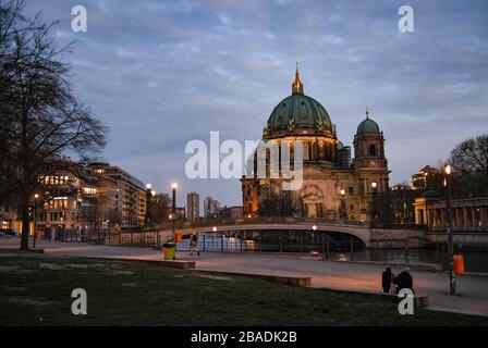 Berlin, Deutschland. März 2020. Blick über die Spree zum Stadtquartier Dom-Aquarée (l-r), zur Friedrichsbrücke und zum Dom in der Abenddämmerung, fotografiert vom James Simon Park. Kredit: Jens Kalaene / dpa-Zentralbild / ZB / dpa / Alamy Live News Stockfoto