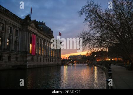 Berlin, Deutschland. März 2020. Das Bode-Museum an der Spree mit Blick auf die Friedrichstraße am Abend in der Abenddämmerung. Kredit: Jens Kalaene / dpa-Zentralbild / ZB / dpa / Alamy Live News Stockfoto