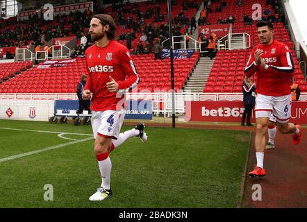 Joe allen (links) von Stoke City und Danny Batth von Stoke City laufen zum Aufwärmen gegen Millwall's vor der Sky Bet Championship im BET365 Stadium aus Stockfoto