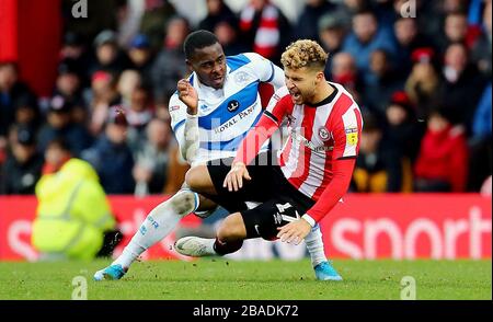 Der helle Osayi-Samuel der Queens Park Rangers fordert Brentfords Emiliano Marcondes heraus Stockfoto