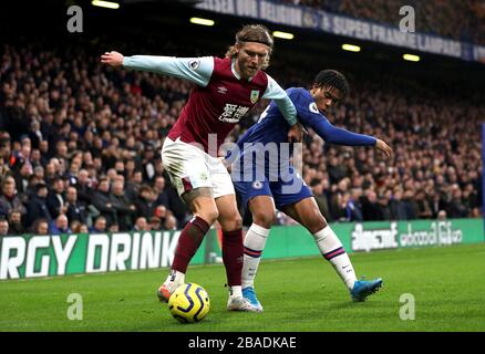 Burnleys Jeff Hendrick (links) und Chelseas Reece James kämpfen um den Ball Stockfoto