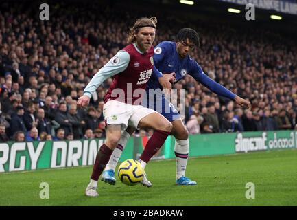 Burnleys Jeff Hendrick (links) und Chelseas Reece James kämpfen um den Ball Stockfoto
