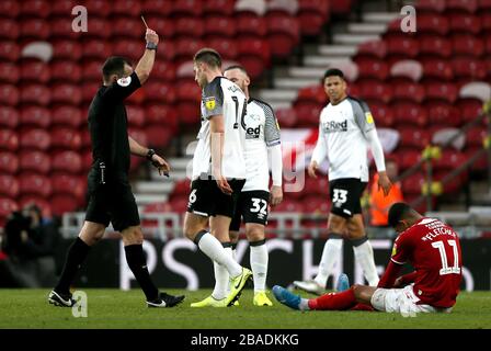 Schiedsrichter Tim Robinson (links) meldet den Matt Clarke von Derby County wegen eines Fouls auf Ashley Fletcher (rechts) an. Stockfoto
