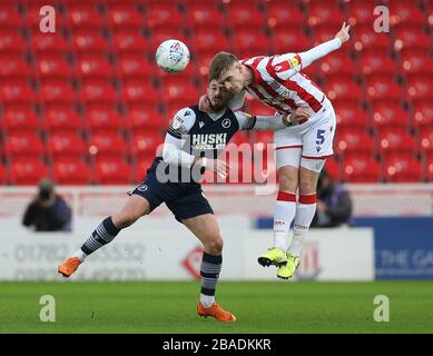 Die Liam Lindsay (rechts) von Stoke City und die Tom Bradshaw von Millwall kämpfen während der Sky Bet Championship im BET365 Stadium um den Ball Stockfoto