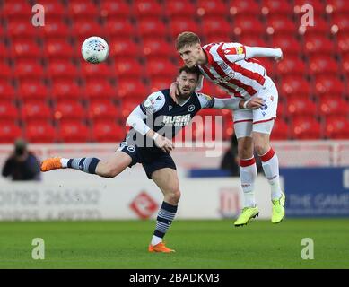 Die Liam Lindsay (rechts) von Stoke City und die Tom Bradshaw von Millwall kämpfen während der Sky Bet Championship im BET365 Stadium um den Ball Stockfoto