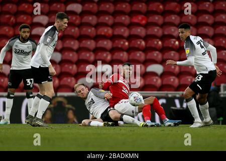 Matt Clarke (Mitte links) von Derby County und Ashley Fletcher Challenge von Middlesbrough für den Ball Stockfoto