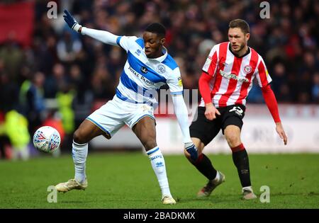 Olamid Shodipo (links) und Brentfords Henrik Dalsgaard kämpfen um den Ball Stockfoto