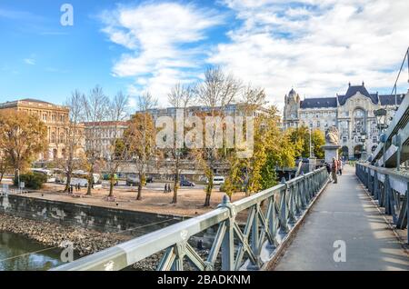 Budapest, Ungarn - 6. November 2019: Auf der berühmten Szechenyi-Kettenbrücke, Hängebrücke, über die Donau in der ungarischen Hauptstadt. Touristen Sehenswürdigkeiten, historische Innenstadt im Hintergrund. Stockfoto