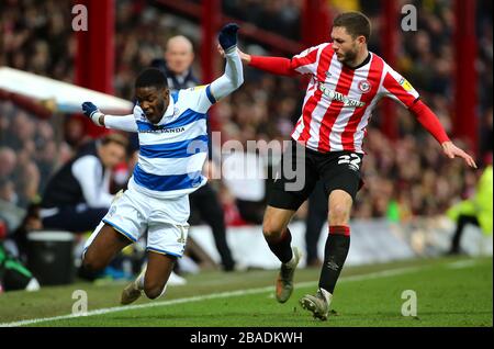 Olamid Shodipo (links) und Brentfords Henrik Dalsgaard kämpfen um den Ball Stockfoto