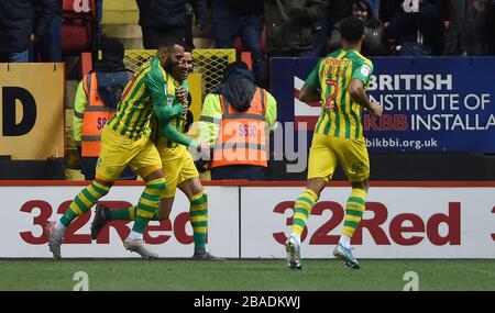 Die Spieler von West Bromwich Albion feiern ihr zweites Tor, das von Naby Sarr von Charton Athletic als Eigentor erzielt wurde Stockfoto