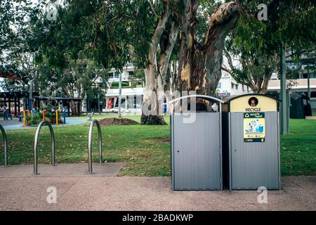 Maroochydore, Australien, 6. März 2020. Mülltonnen für den öffentlichen Platz. Verschiedene Fächer für die Sammlung von Recycling-Materialien im Park. Stockfoto