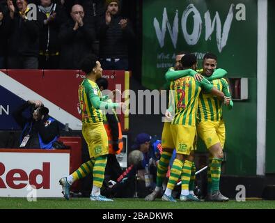 Die Spieler von West Bromwich Albion feiern ihr zweites Tor, das von Naby Sarr von Charton Athletic als Eigentor erzielt wurde Stockfoto