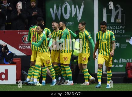 Die Spieler von West Bromwich Albion feiern ihr zweites Tor, das von Naby Sarr von Charton Athletic als Eigentor erzielt wurde Stockfoto