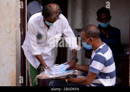 Colombo, Sri Lanka. März 2020. Ein Mann verkauft Masken in Colombo, Sri Lanka, 26. März 2020. Sri Lankas Hauptstadt Colombo, Gampaha und Kalutara blieben unter einer unbestimmten Ausgangssperre, um die Ausbreitung des Virus zu verhindern, während die Ausgangssperre in den übrigen Gebieten am Donnerstag einige Stunden aufgehoben und um 14:00 Uhr Ortszeit wieder auferlegt wurde. Der Öffentlichkeit wurde das Verlassen ihres Wohnheims untersagt, während die Regierung ein Programm gestartet hat, um alle wichtigen Gegenstände einschließlich Lebensmittel an Türsteher zu liefern. Kredit: Gayan Sameera/Xinhua/Alamy Live News Stockfoto