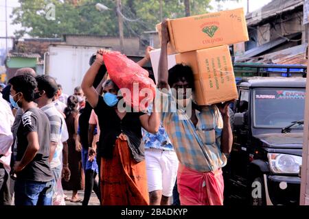 Colombo, Sri Lanka. März 2020. Träger arbeiten am 26. März 2020 auf einem Markt in Colombo, Sri Lanka. Sri Lankas Hauptstadt Colombo, Gampaha und Kalutara blieben unter einer unbestimmten Ausgangssperre, um die Ausbreitung des Virus zu verhindern, während die Ausgangssperre in den übrigen Gebieten am Donnerstag einige Stunden aufgehoben und um 14:00 Uhr Ortszeit wieder auferlegt wurde. Der Öffentlichkeit wurde das Verlassen ihres Wohnheims untersagt, während die Regierung ein Programm gestartet hat, um alle wichtigen Gegenstände einschließlich Lebensmittel an Türsteher zu liefern. Kredit: Gayan Sameera/Xinhua/Alamy Live News Stockfoto