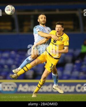 Die Liam Kelly (links) von Coventry City und Conor McGrandles kämpfen um den Ball Stockfoto